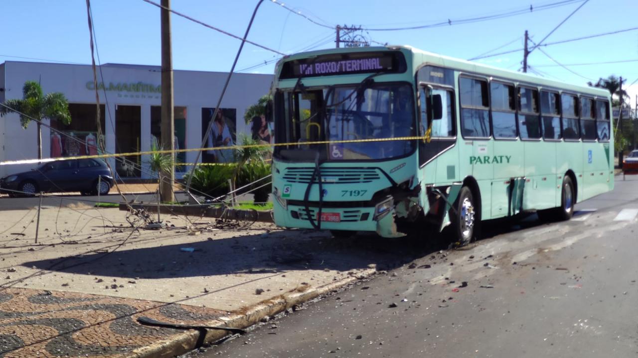 Foto 6 de 10 — Susto grande após grave acidente na Bento de Abreu; ‘vítimas com ferimentos leves’